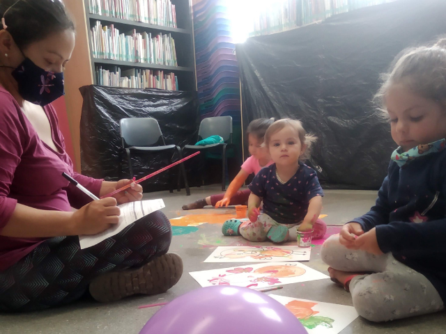 Bebés actividad sensorial en la biblioteca