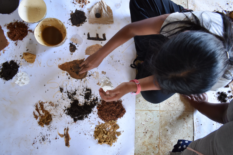 Taller para niños y niñas sobre el suelo