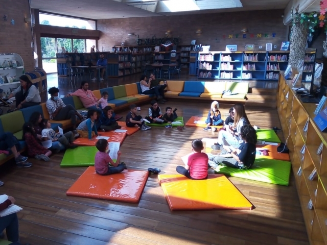 Niños y niñas en la biblioteca 