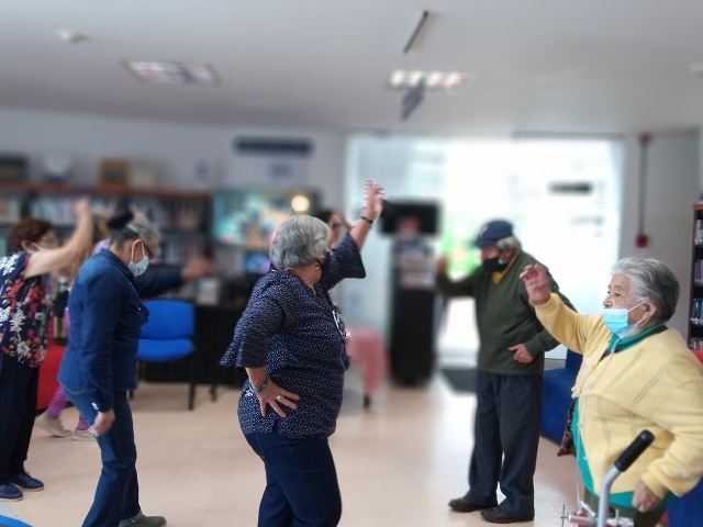adultos mayores en la biblioteca bailando