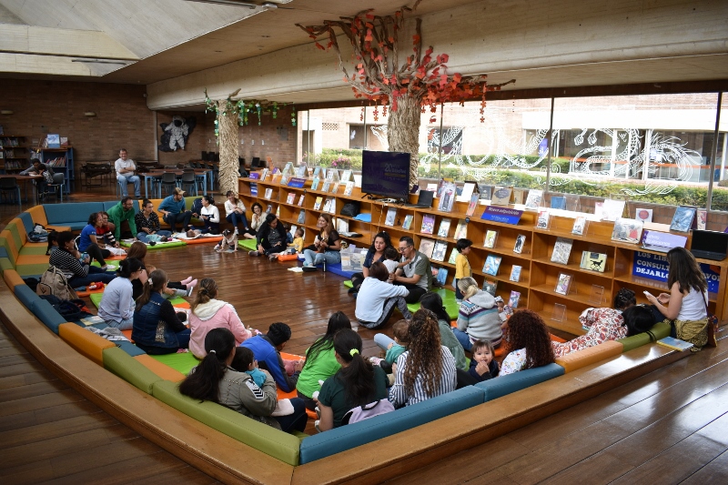 niños y niñas en la sala infantil de la Biblioteca Pública Virgilio Barco
