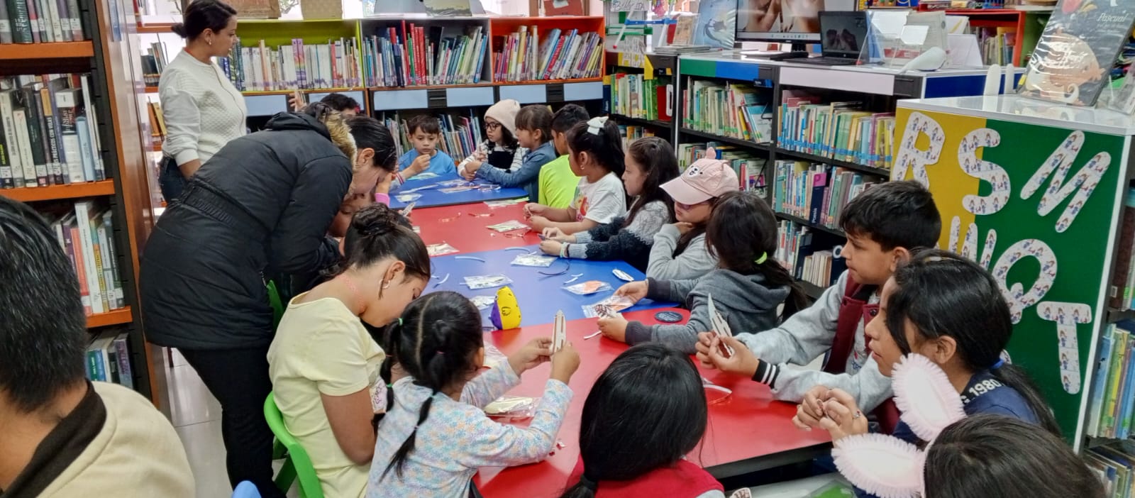 Niños y niñas en la biblioteca 