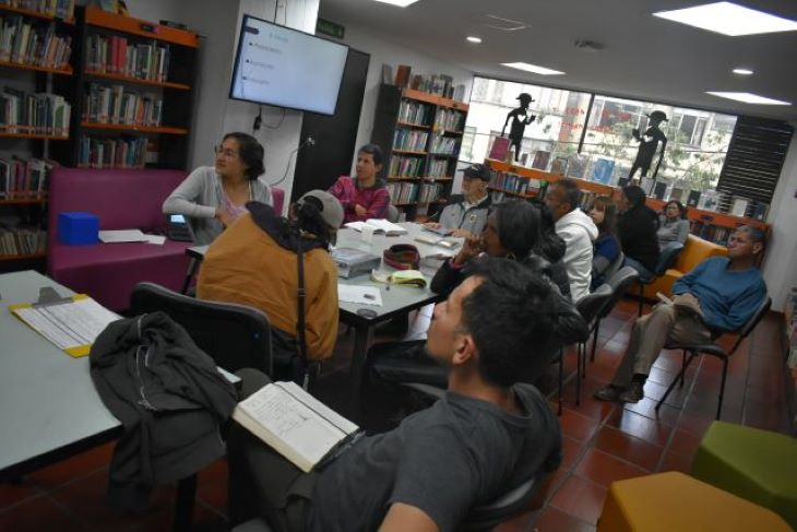 personas reunidas en una charla en la biblioteca