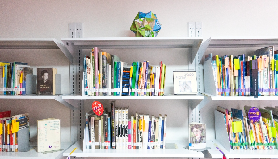 Libros en la Sala de Lectura de la Manzana de Cuidado en el Centro de Bogotá