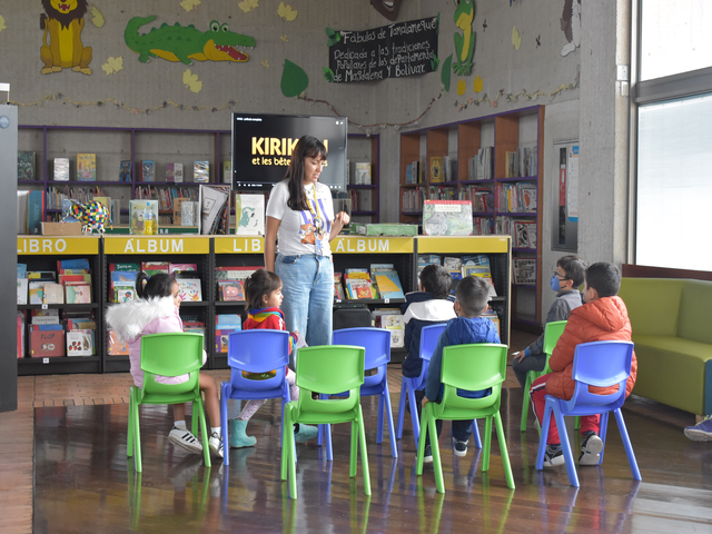Niñas y niños participando de actividad en la biblioteca
