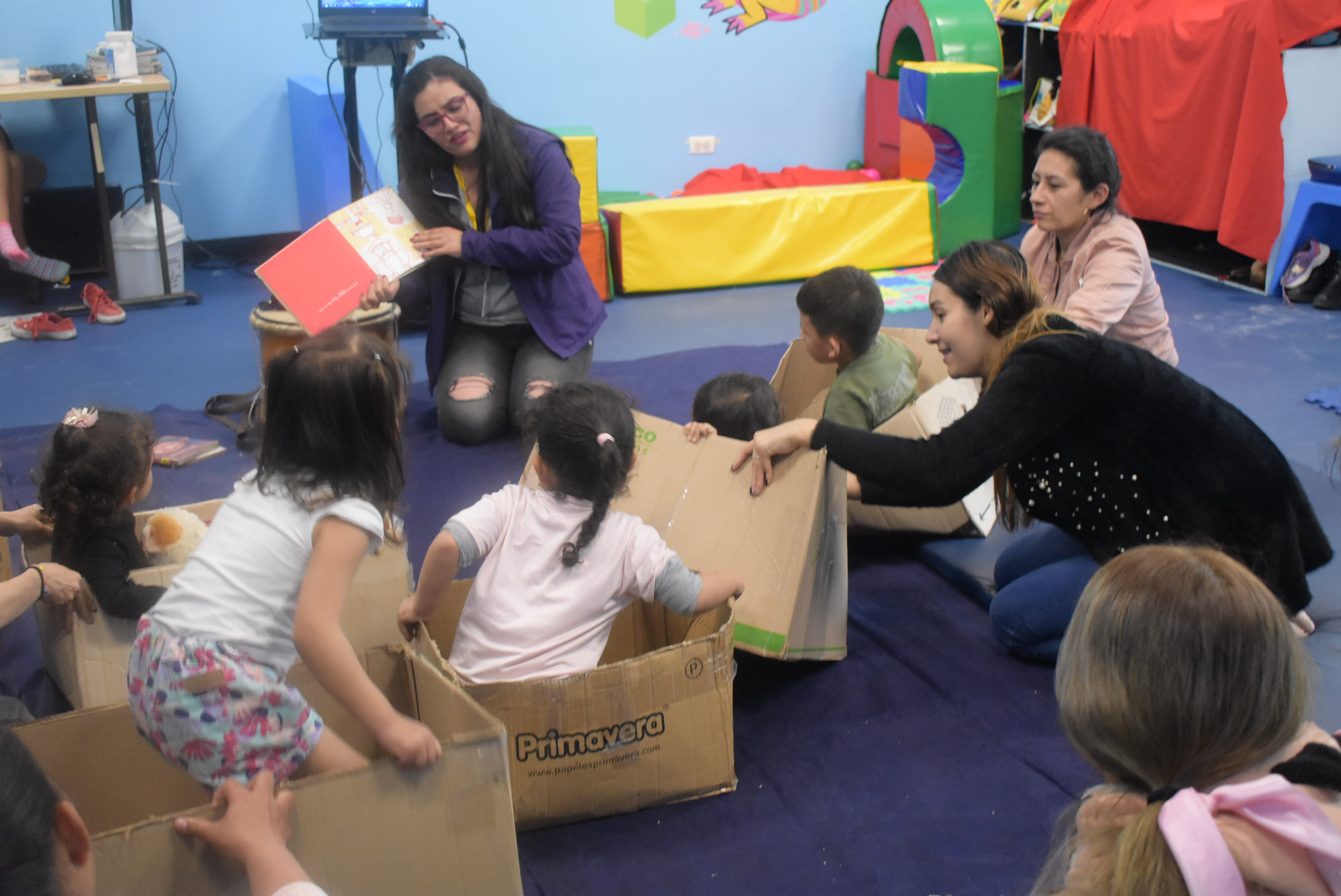 Espacio donde bebés y cuidadores generan vínculos con la lectura a partir de experiencias sensoriales