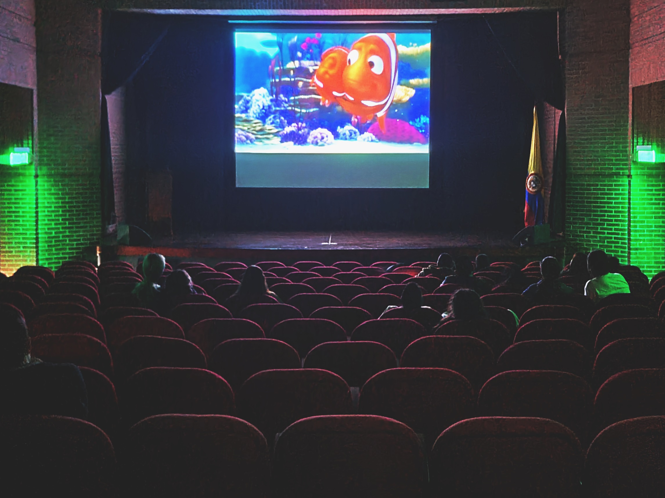 Sala de cine donde se proyecta una película animada