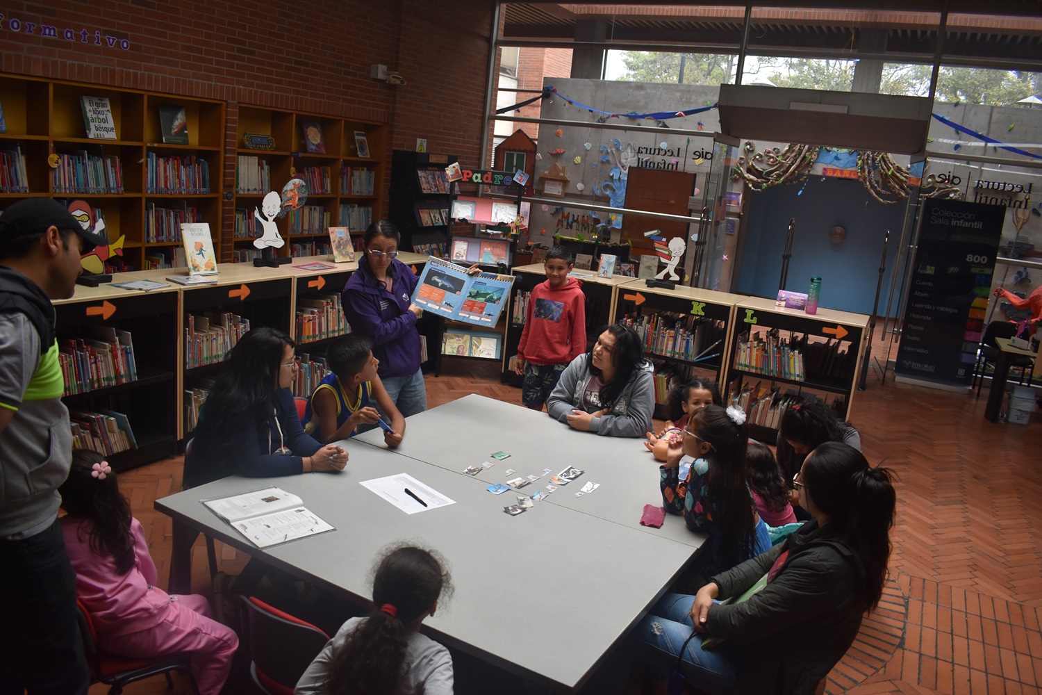  Niños y niñas participan de actividad en la biblioteca