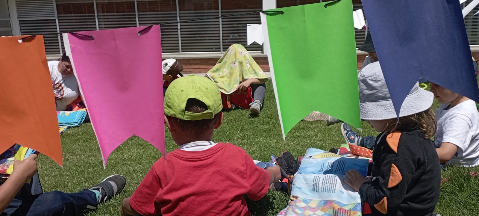 Pequeños participando de actividad al aire libre