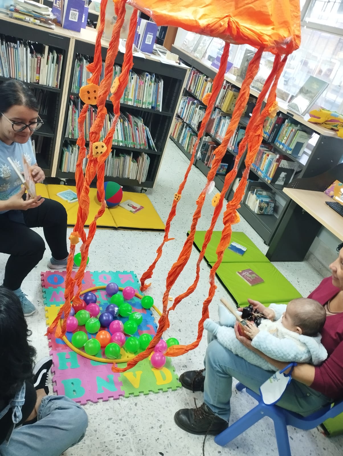 Bebés y cuidadores participan de actividades en la biblioteca