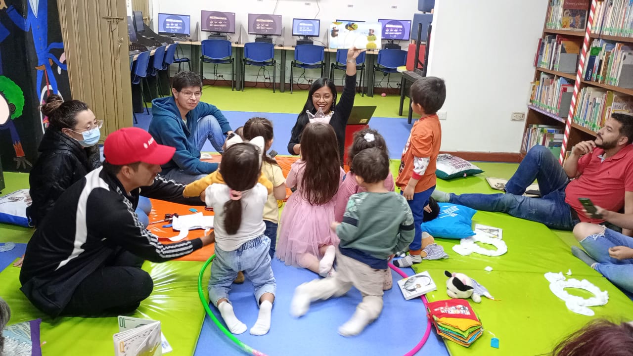 Bebés participando de actividad en la biblioteca