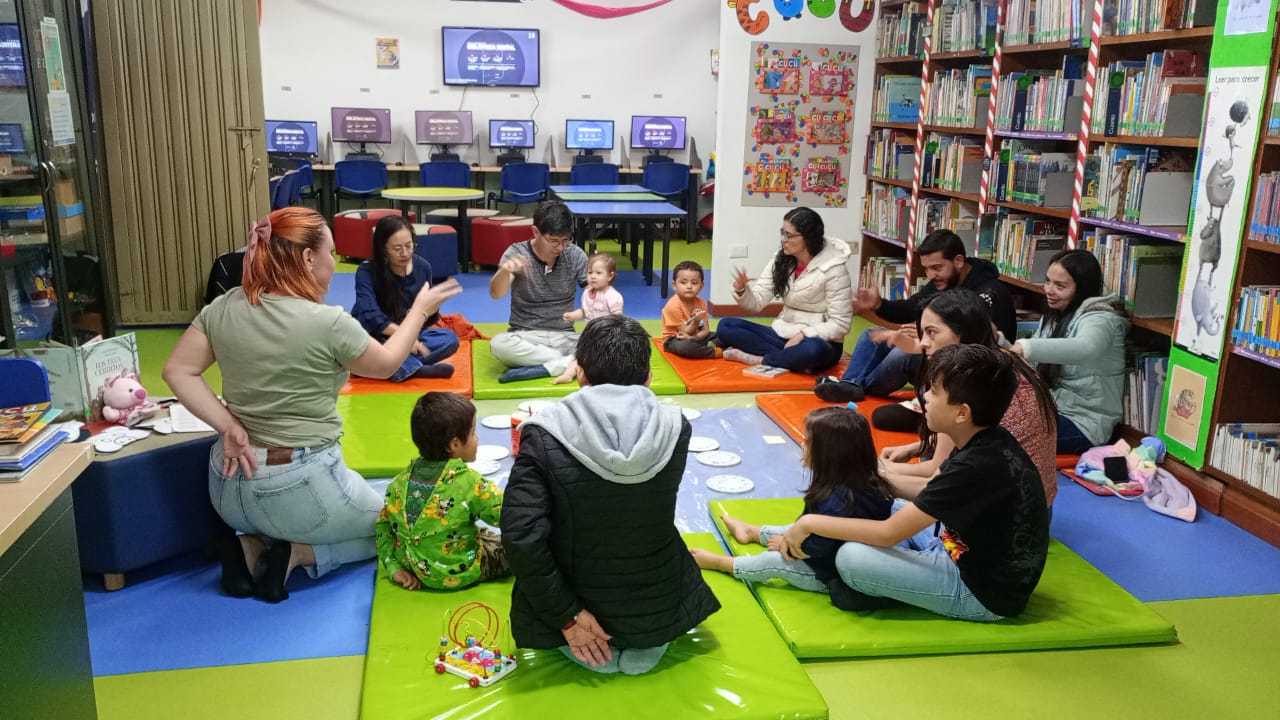 Niñas y niños participando de actividad en la biblioteca