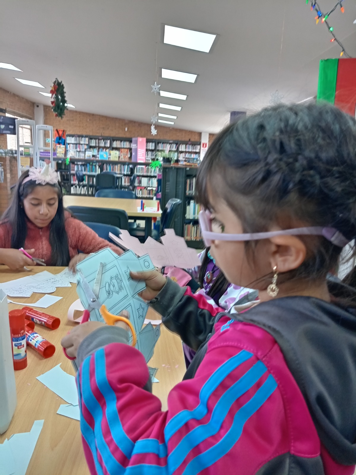 Niños participando de actividad en la biblioteca