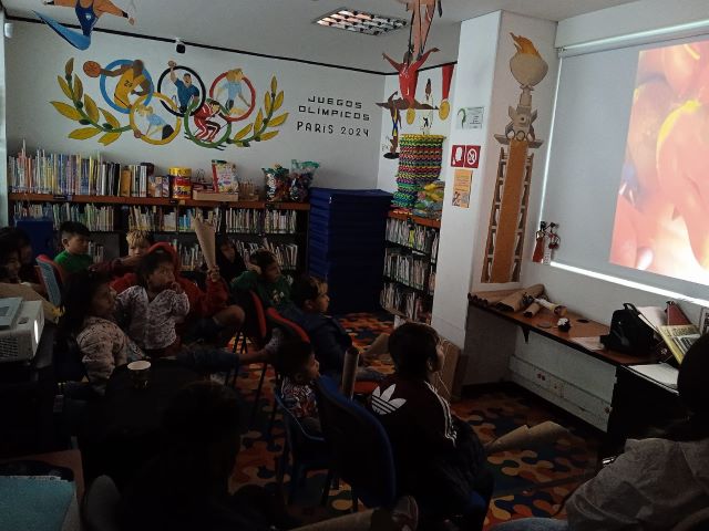Niñas y niños participan de proyección en la biblioteca