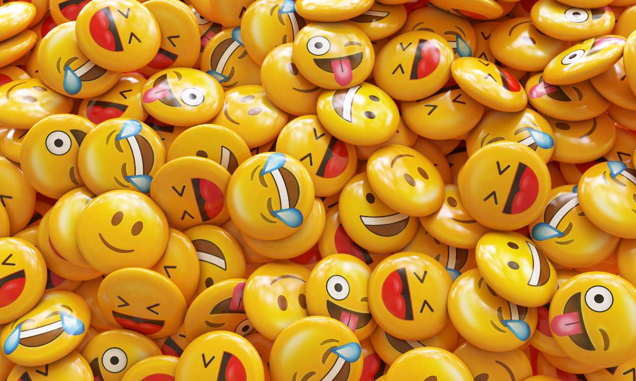 muchos emojis de caras felices 