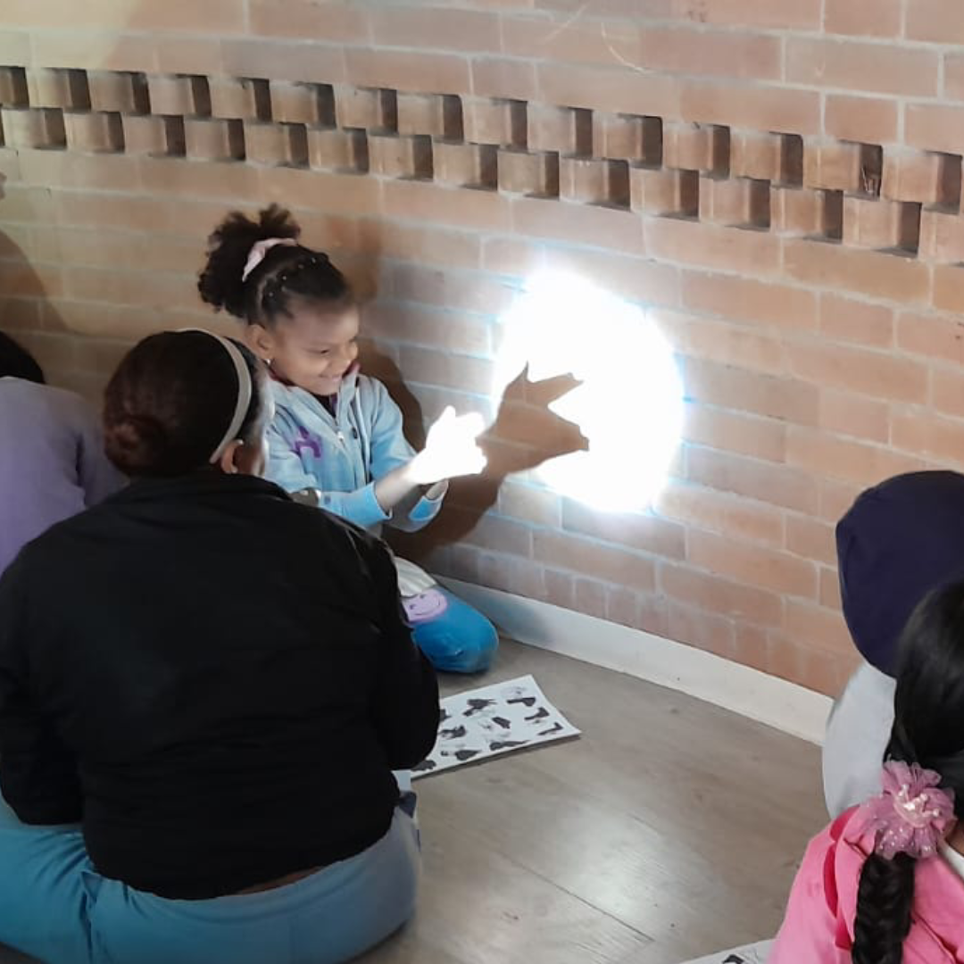 Niños participando en actividad de biblioteca