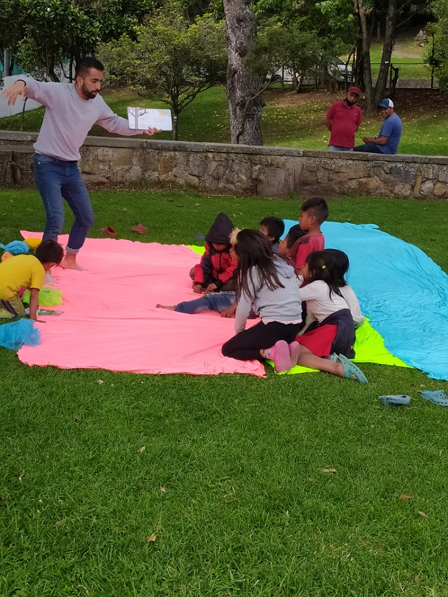 Hombre le lee a niños y niñas