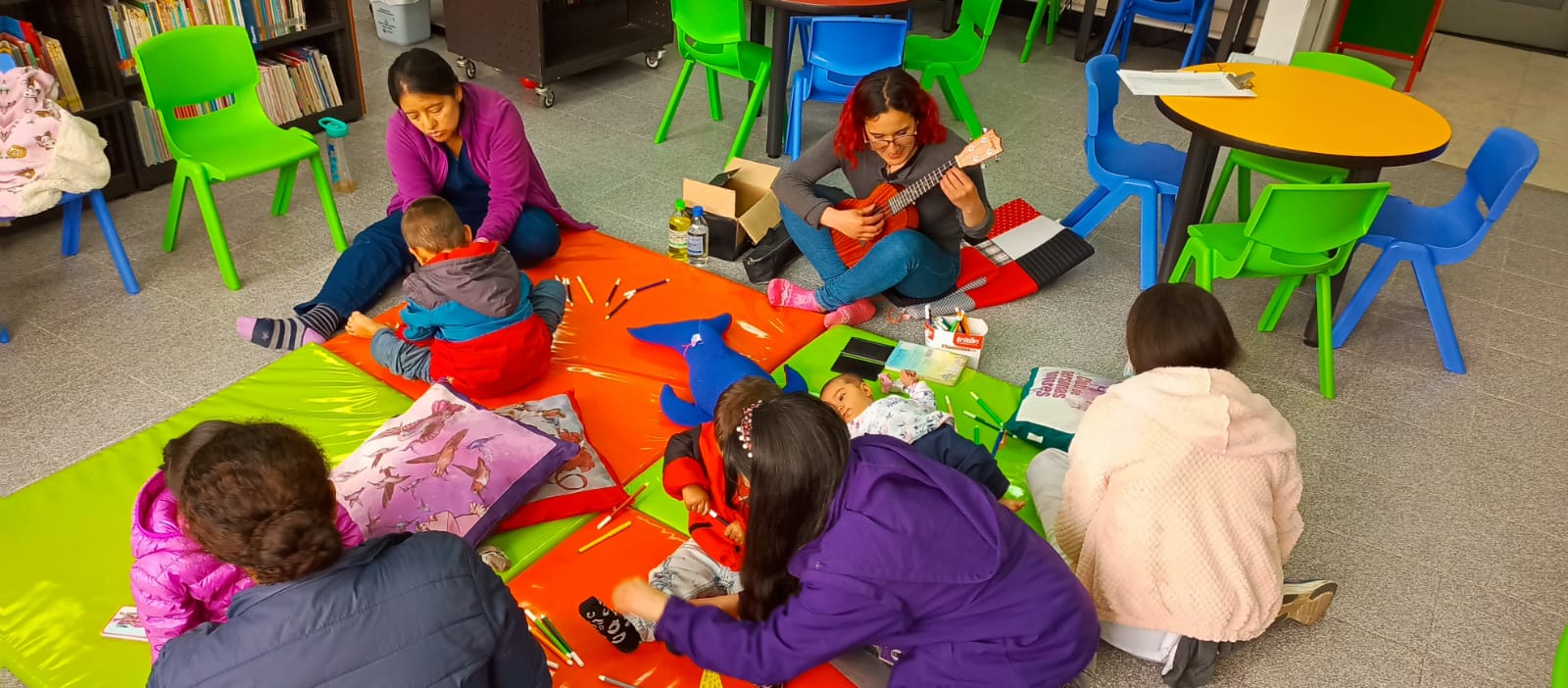 Bebés participando de actividad en la biblioteca