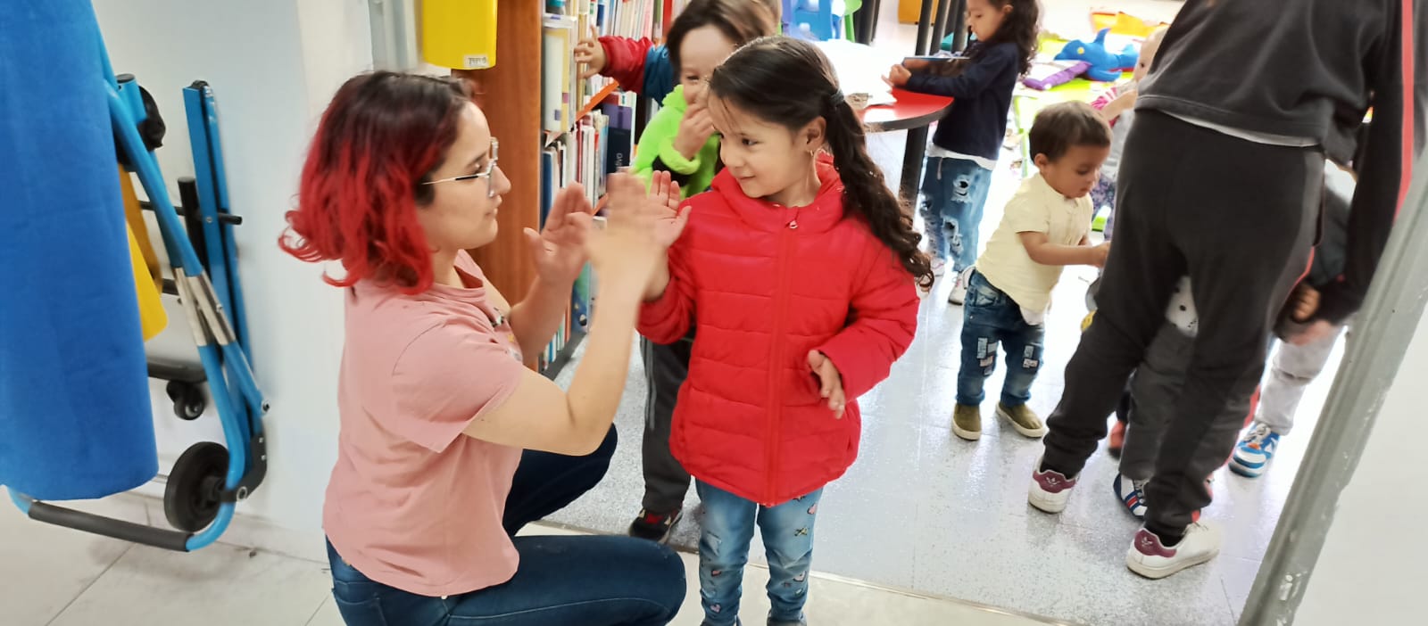 Niños participando de actividad en la biblioteca