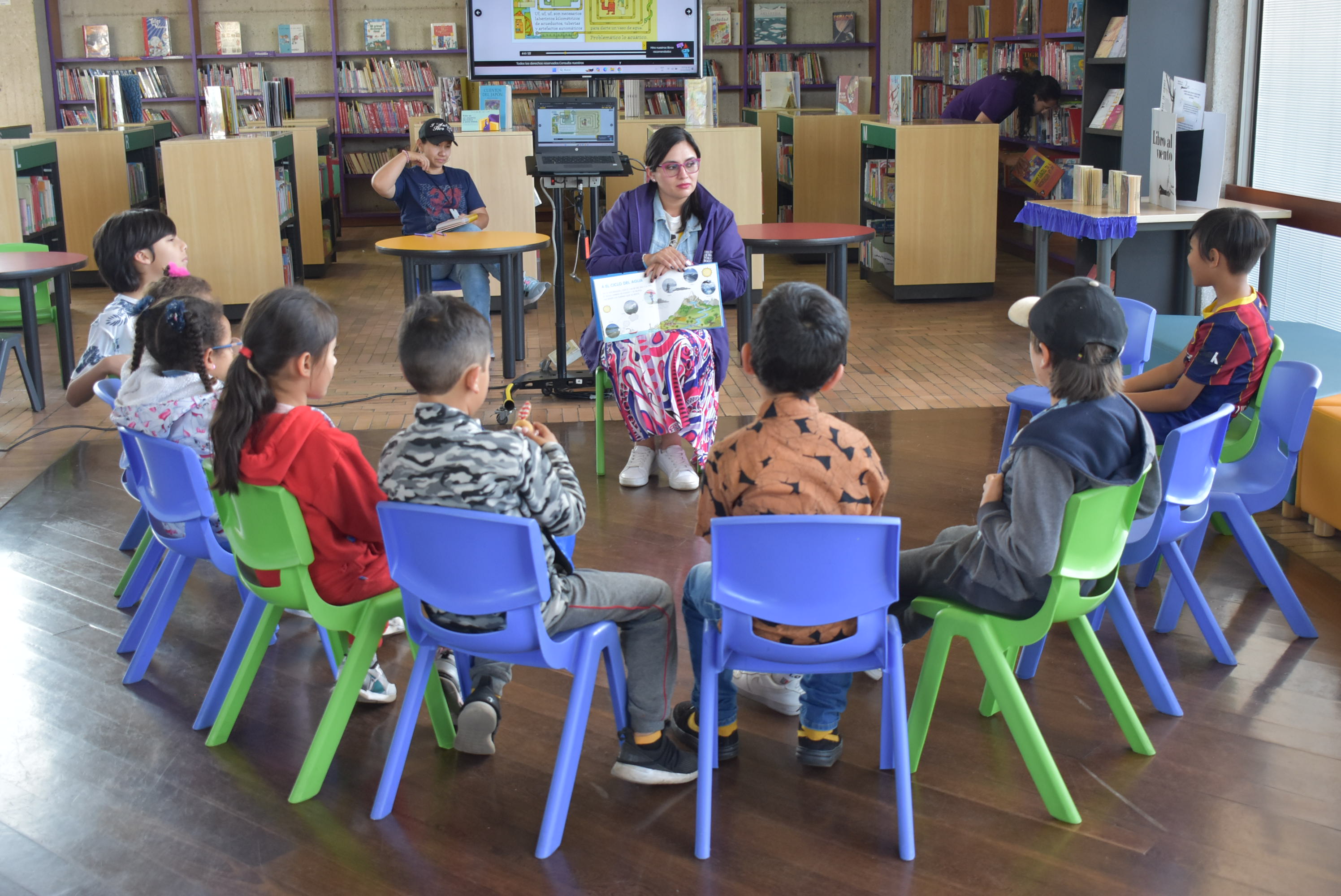 Niñas y niños reunidos