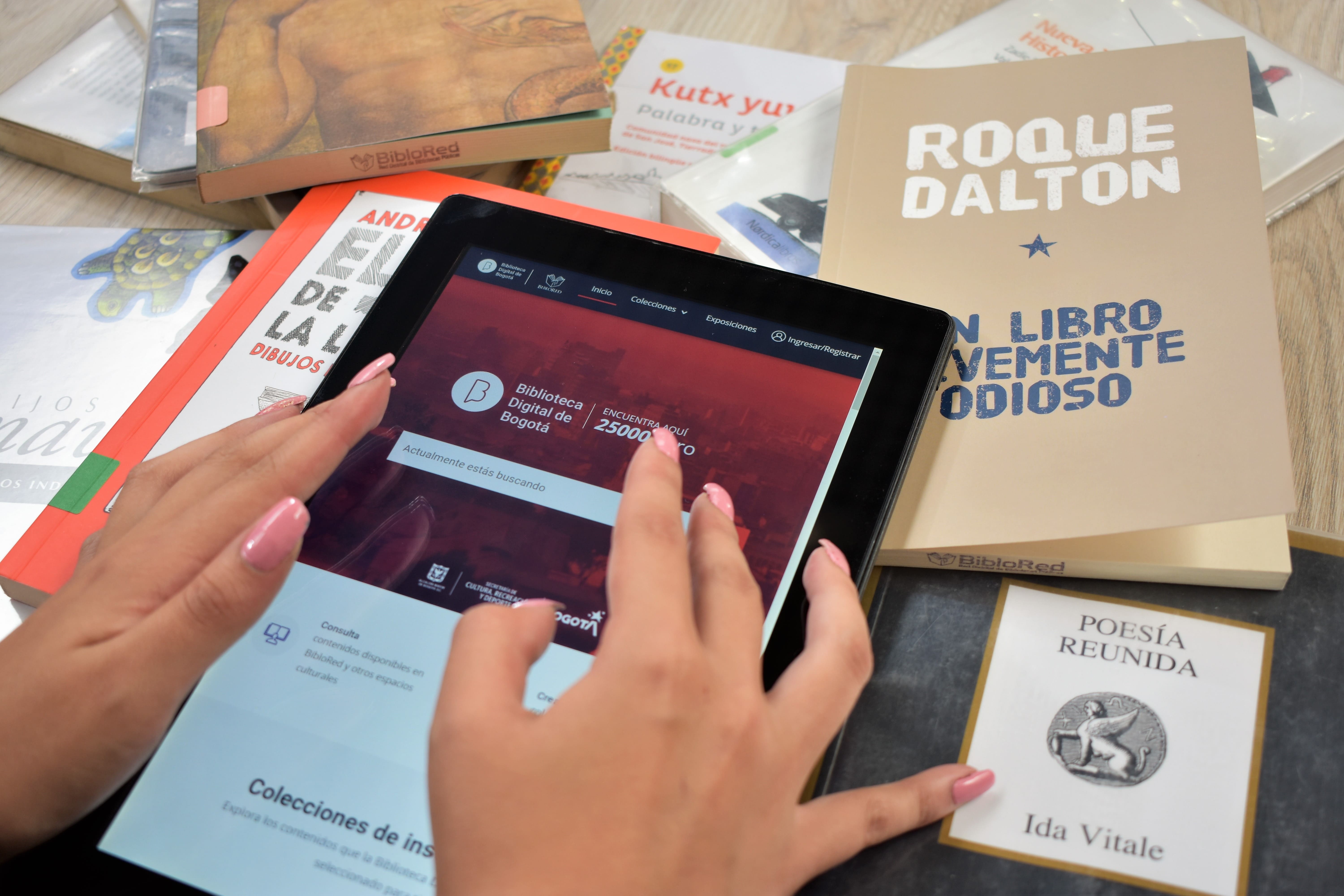 Persona navegando por la Biblioteca Digital de Bogotá