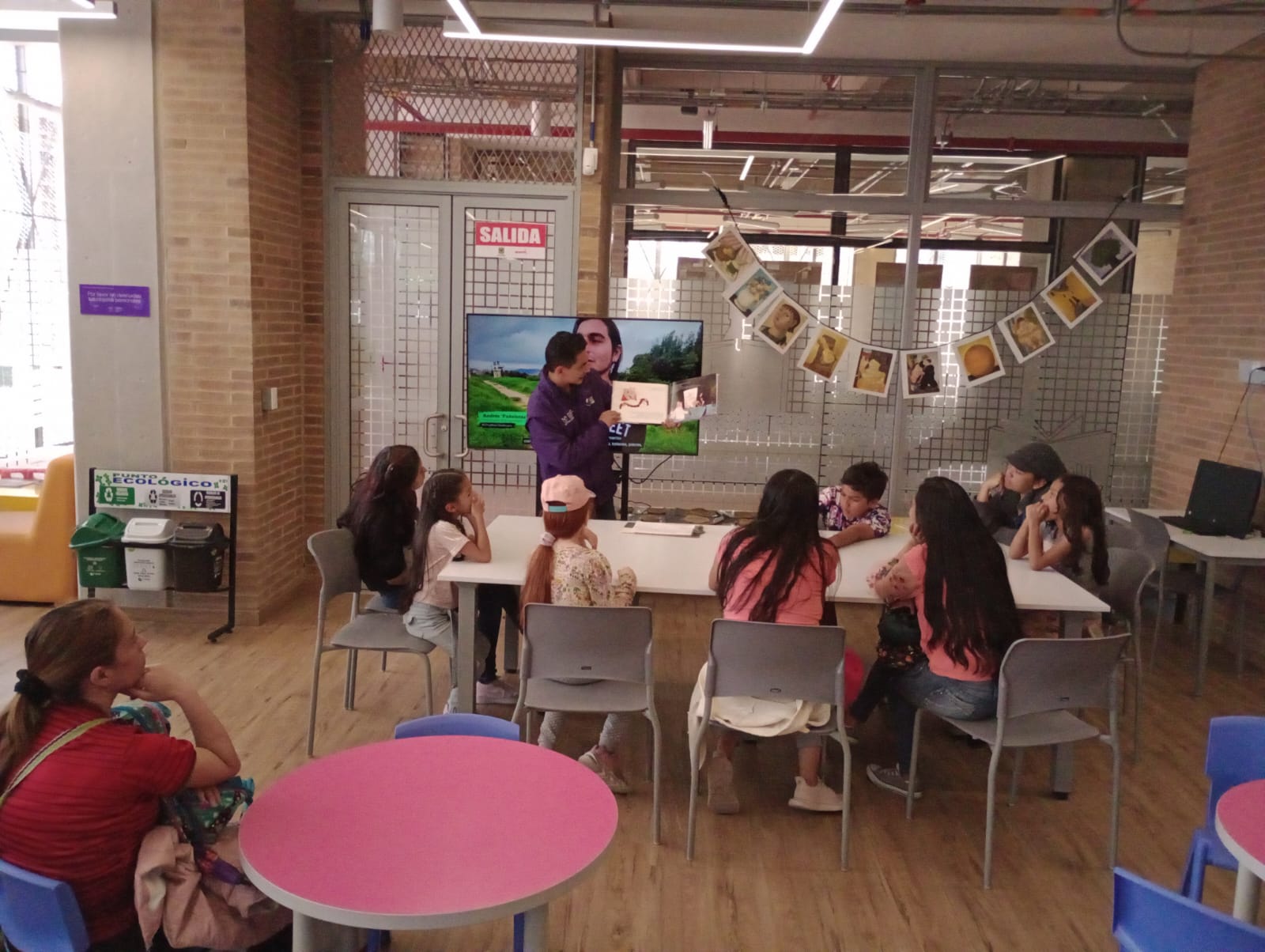 Niñas y niños participando de actividad en la biblioteca