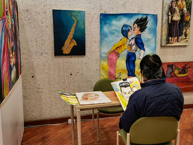 Persona observando exposición en la biblioteca