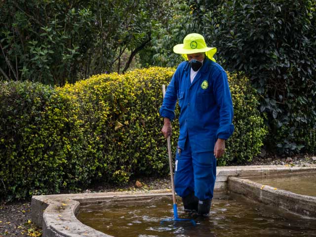 un hombre limpiando un pozo de agua