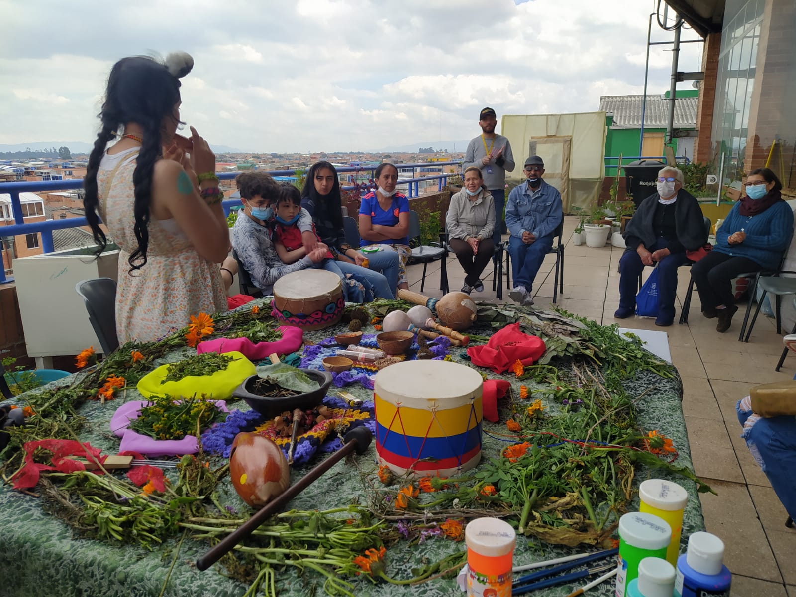 Adultos participando de actividad en la biblioteca