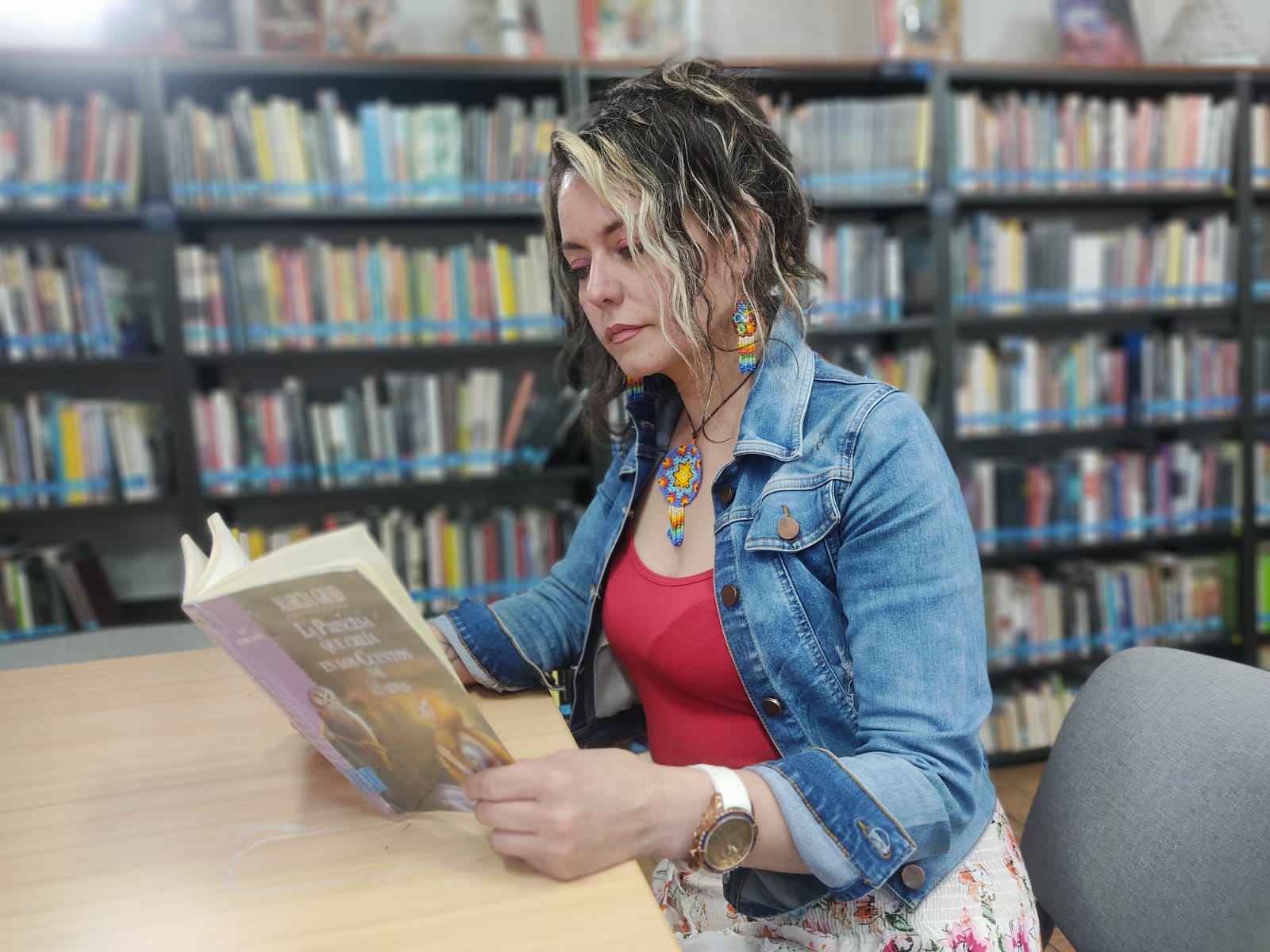 Mujer leyendo libro en biblioteca