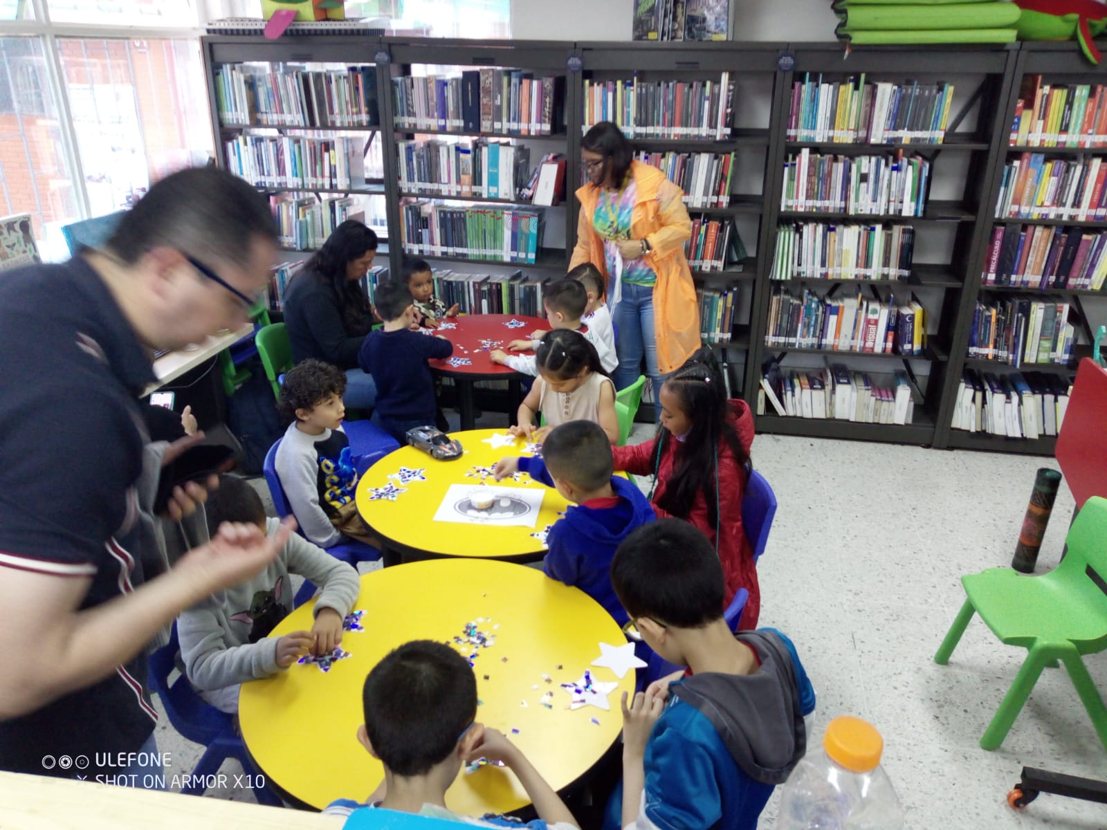 Niños y adultos participando de actividad en la biblioteca