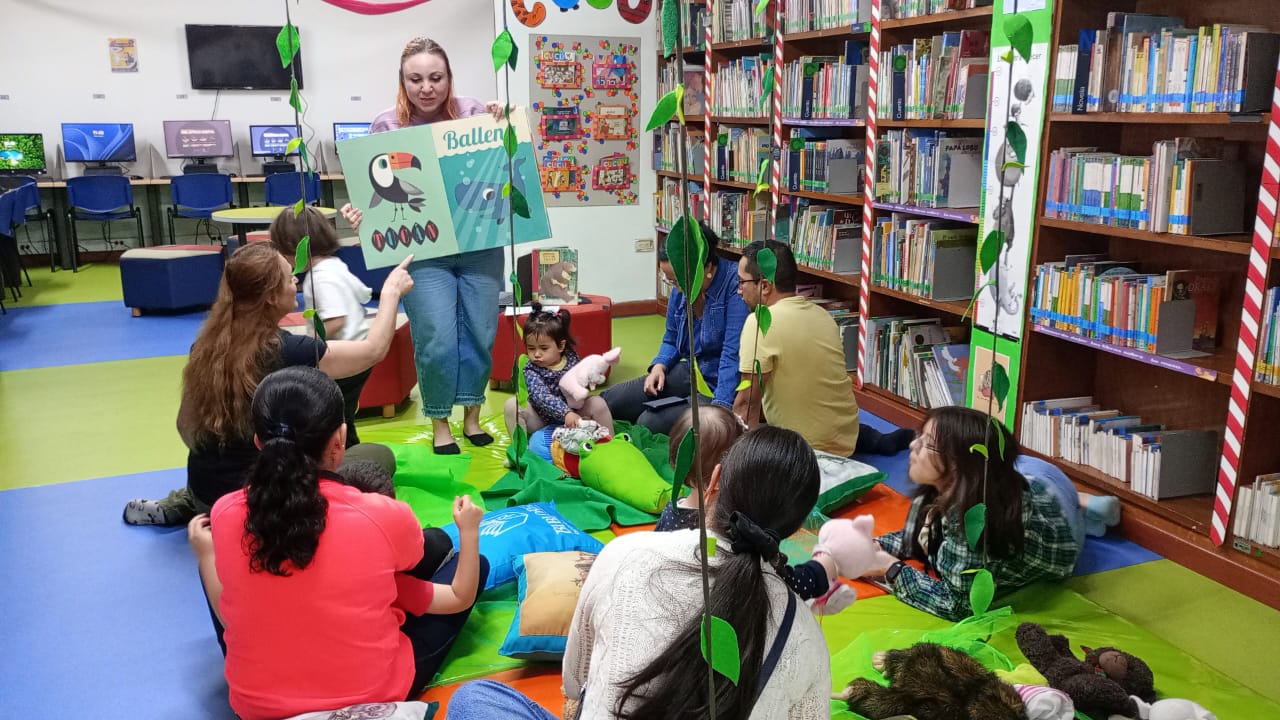 Bebés y cuidadores escuchando una lectura