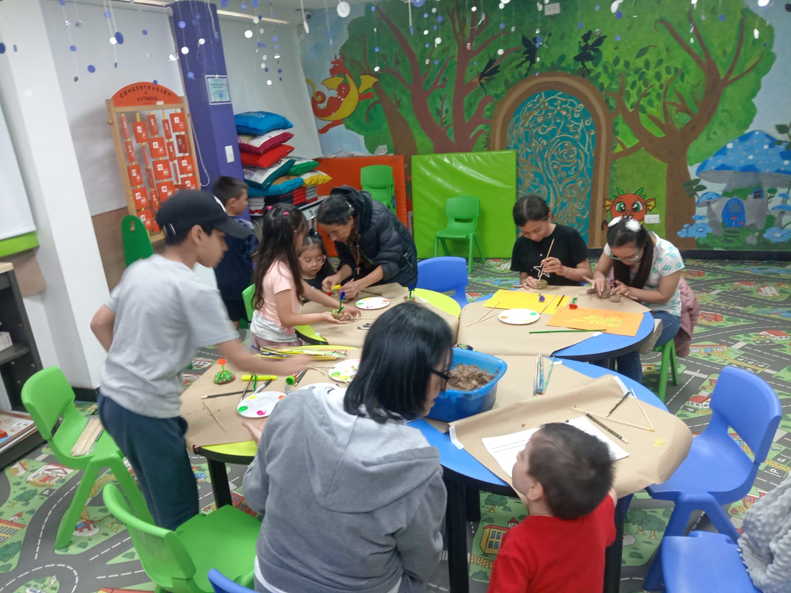 Niños y adultos participando de actividad en la biblioteca
