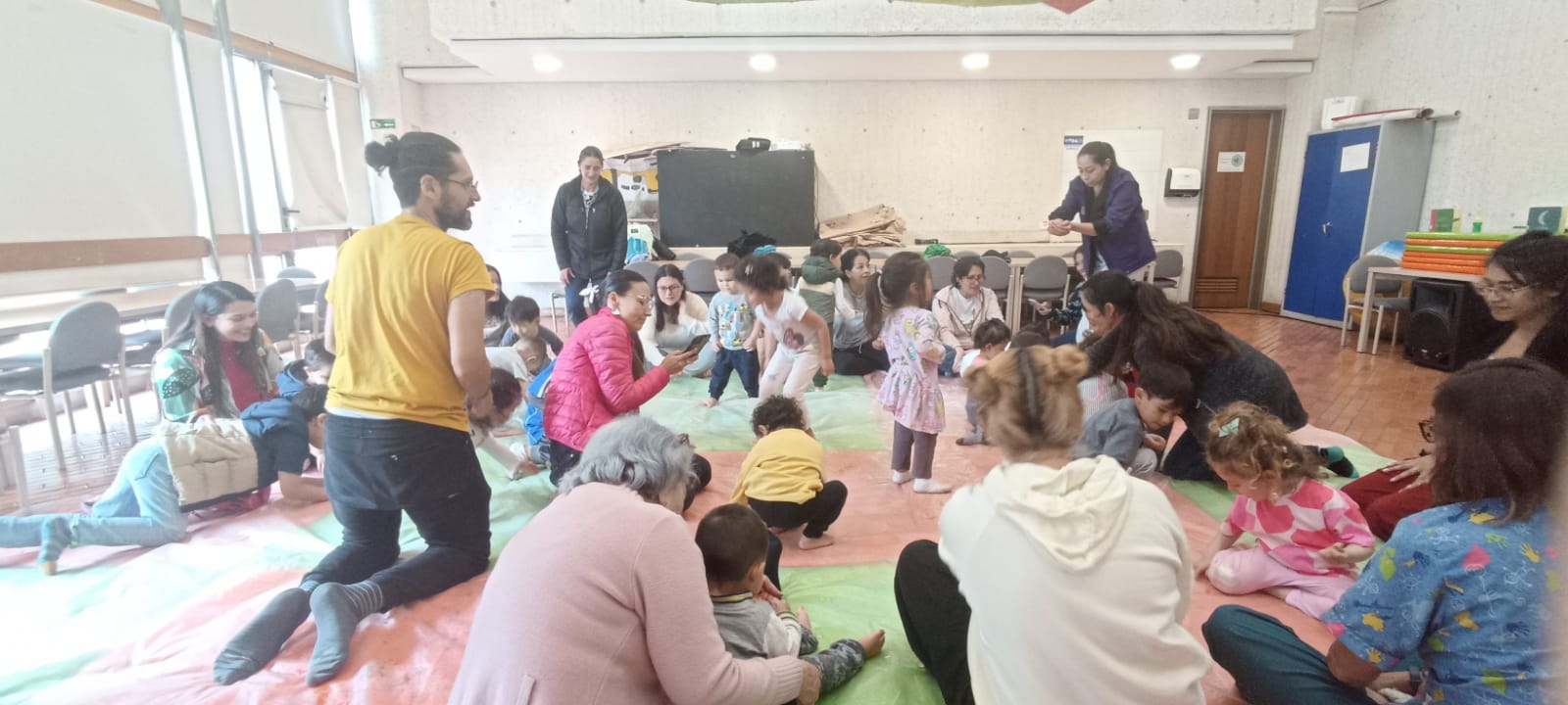 Adultos y niños participando de actividades en la biblioteca
