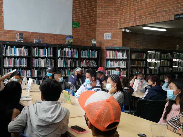 jovenes participando de actividad en la biblioteca