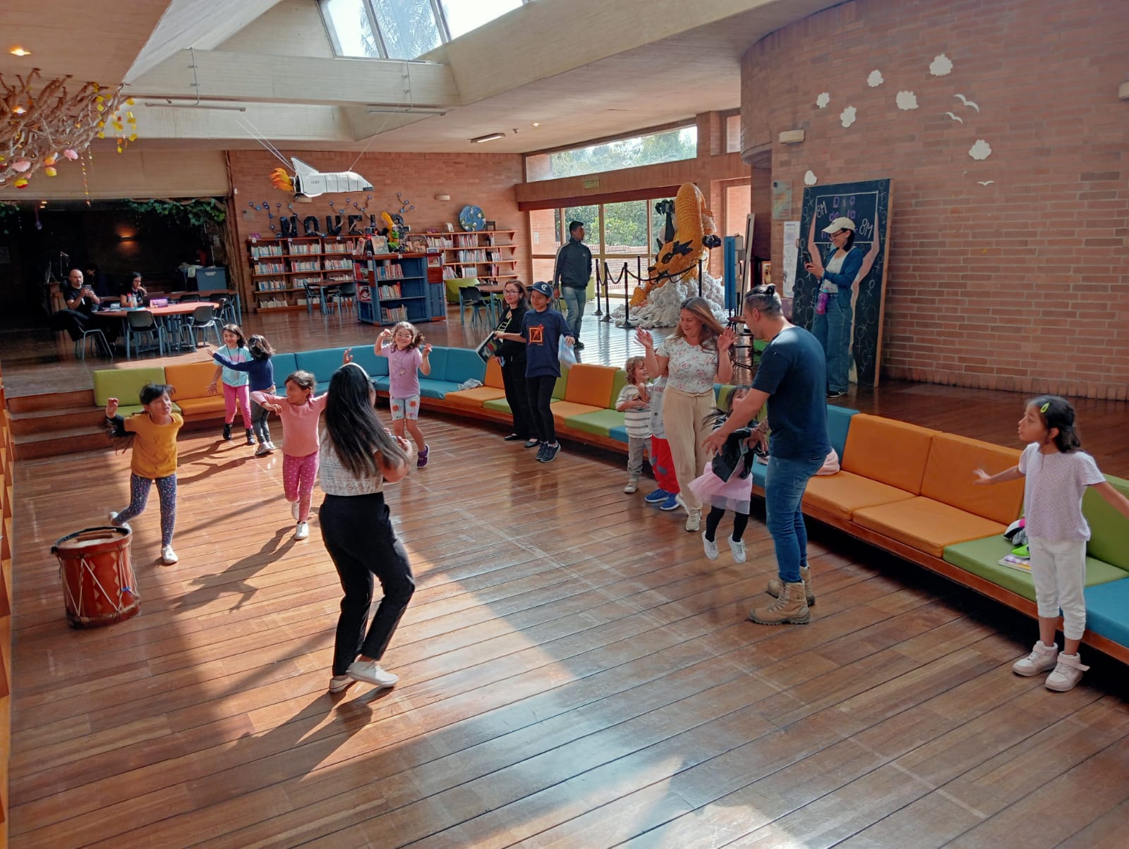 Familias participando del laboratorio de creación artística en la biblioteca