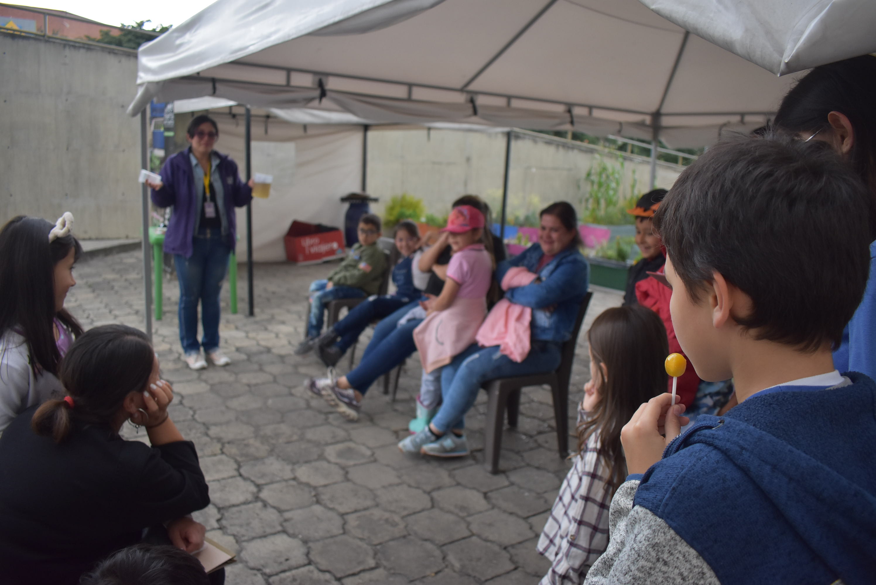 niños y niñas participando de actividad