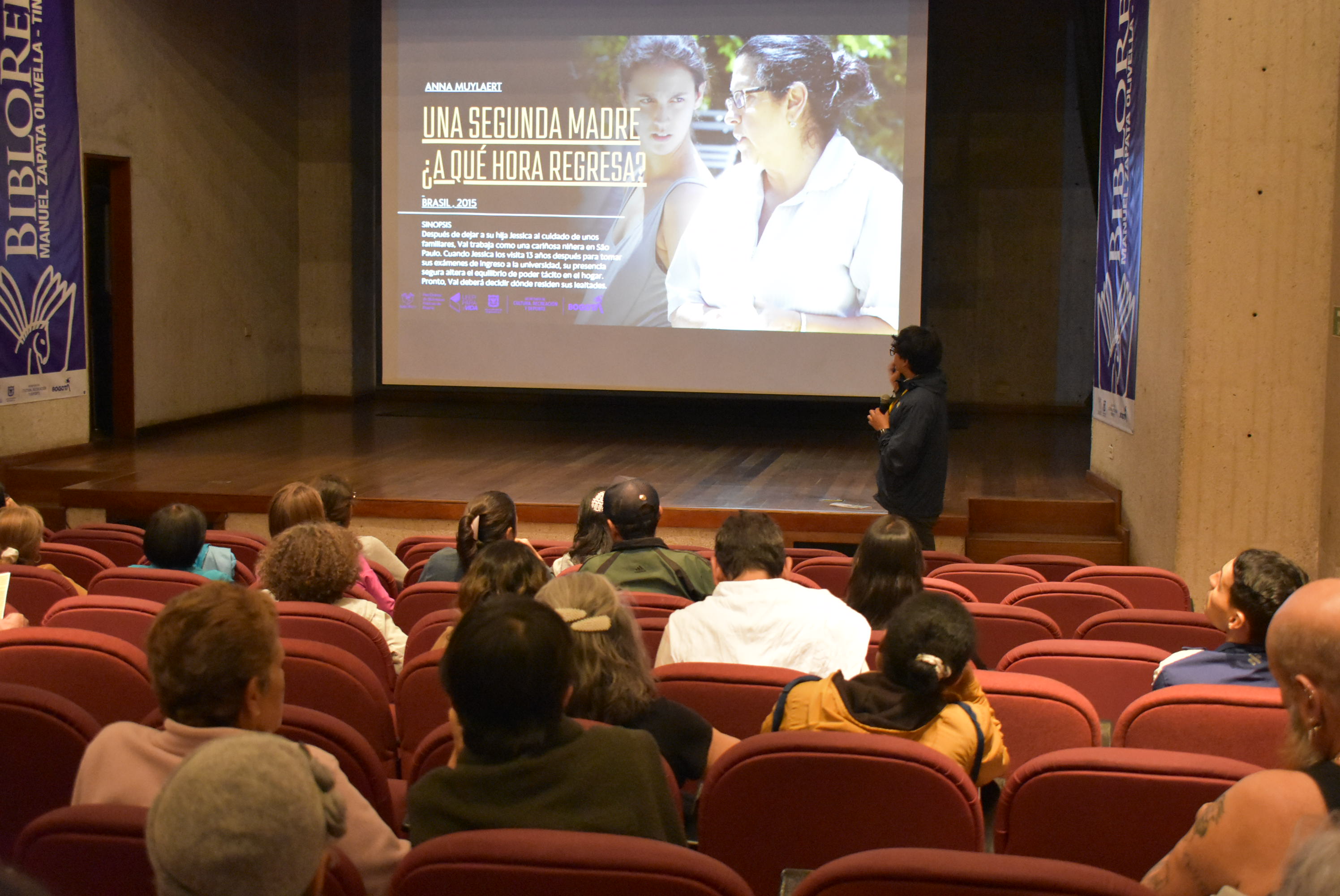 sala de cine presentando una película