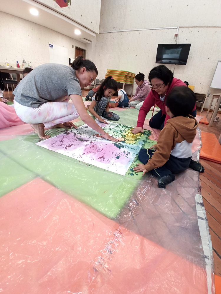 Familias participando en experiencias artísticas en la biblioteca