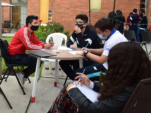 Personas participando en el club de lectura en la biblioteca