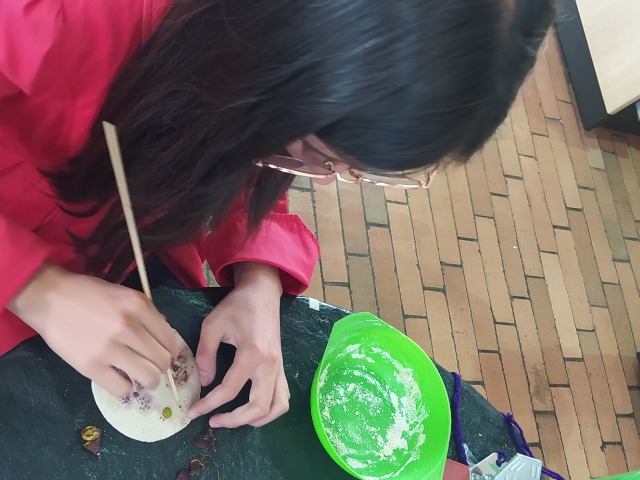 Niña pintando 