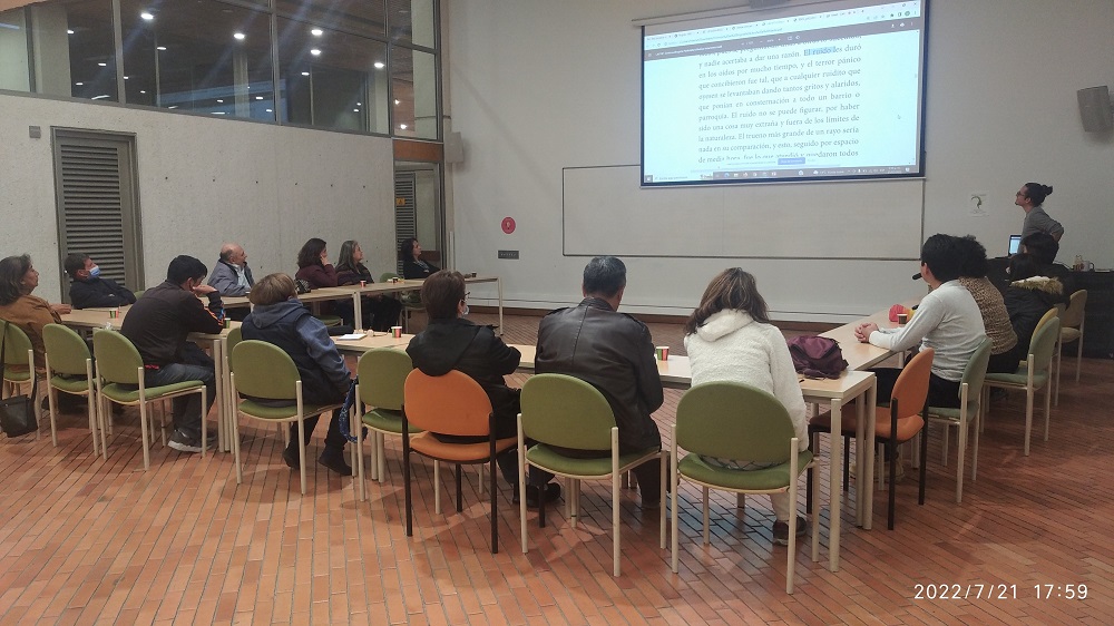 Personas en sala de la biblioteca participando en el laboratorio de escritura