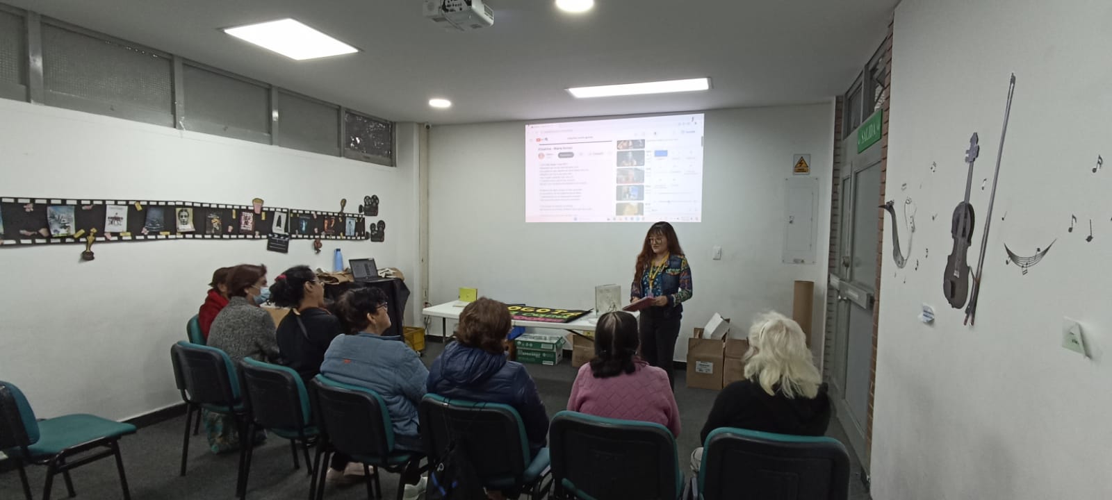 Adultos mayores participando en el club de lectura en la biblioteca