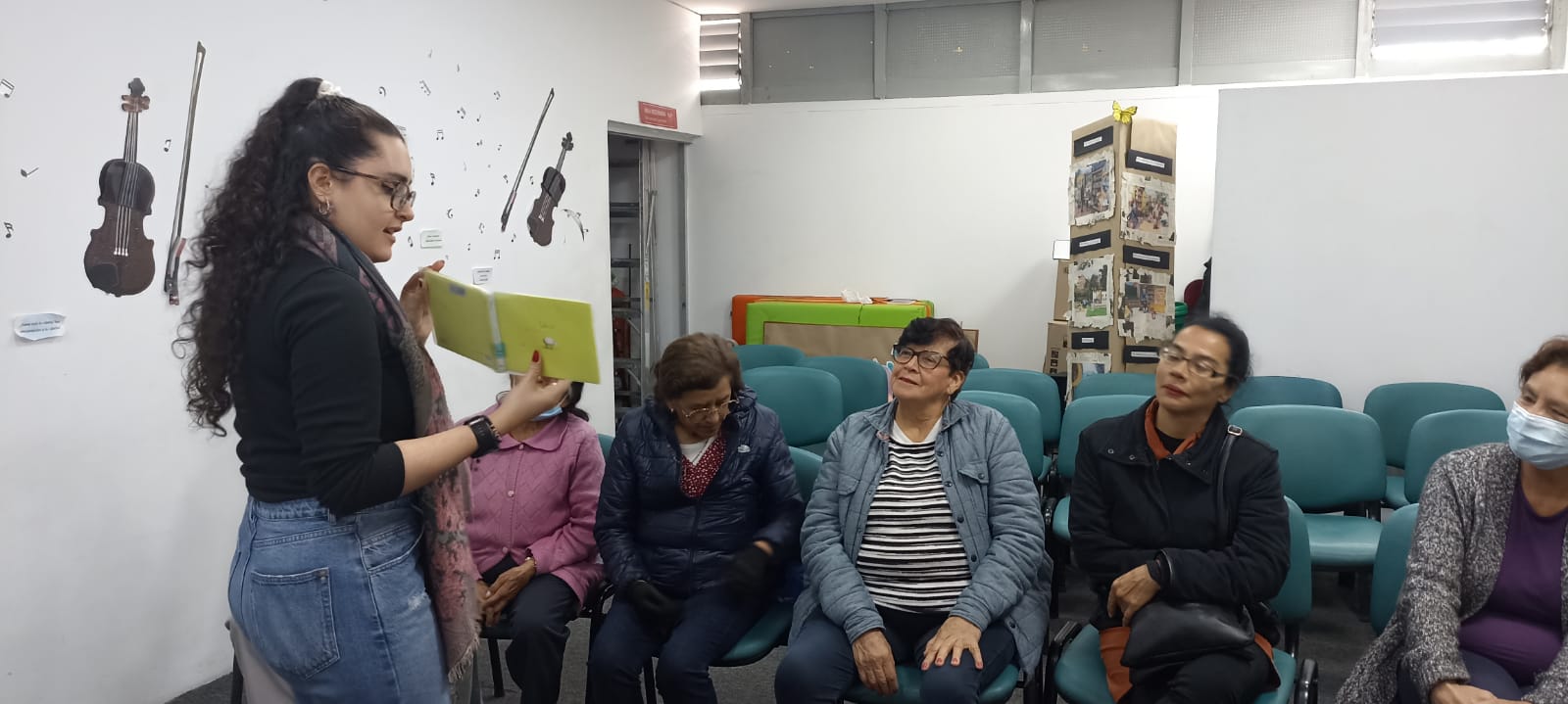 Adultos mayores participando de actividades