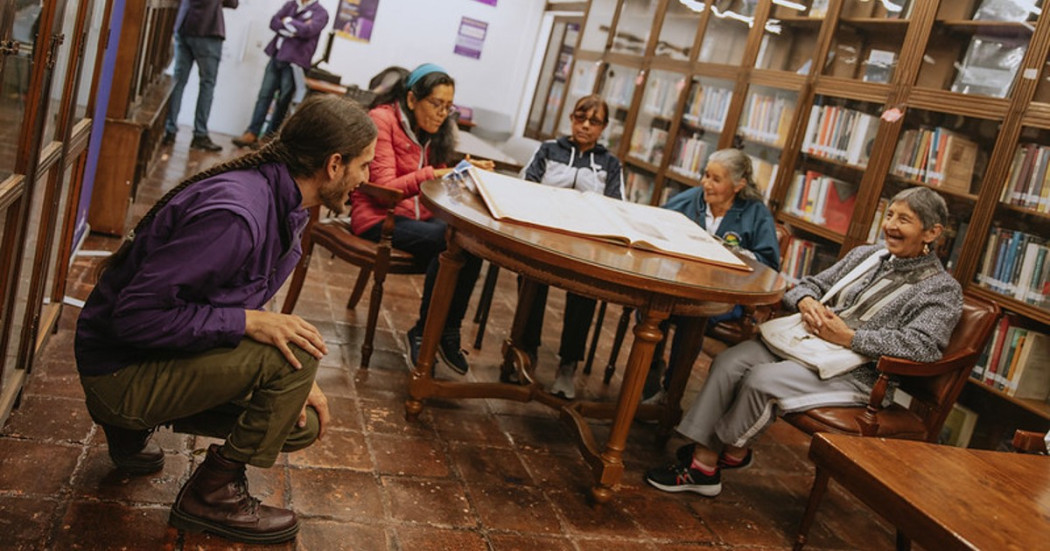 Personas mayores participando en el club de lectura en la biblioteca