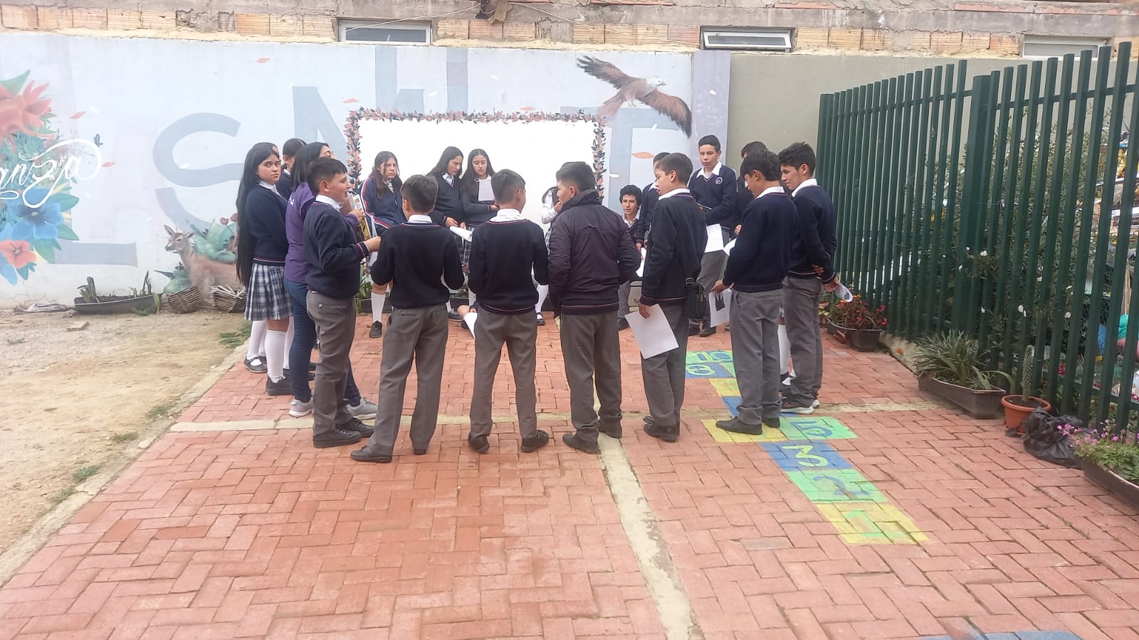 Niños participando de actividad al aire libre