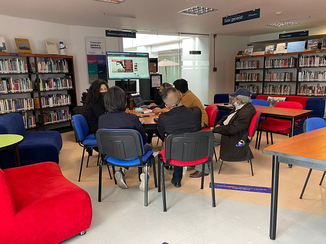 Adultos participando de actividad en la biblioteca