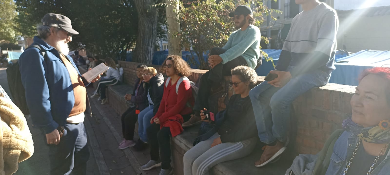 Adultos leyendo al aire libre