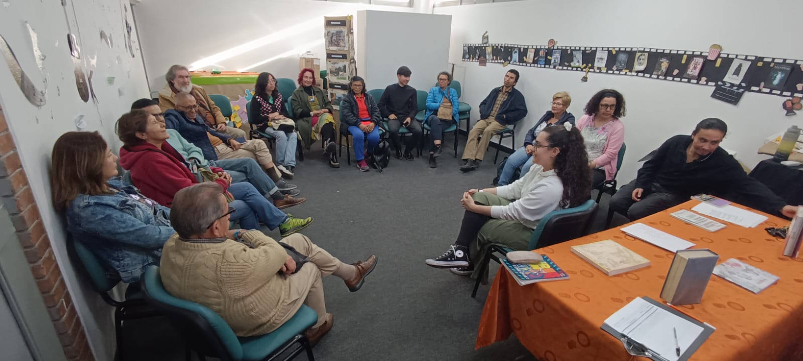 grupo de adultos en medio de un conversatorio