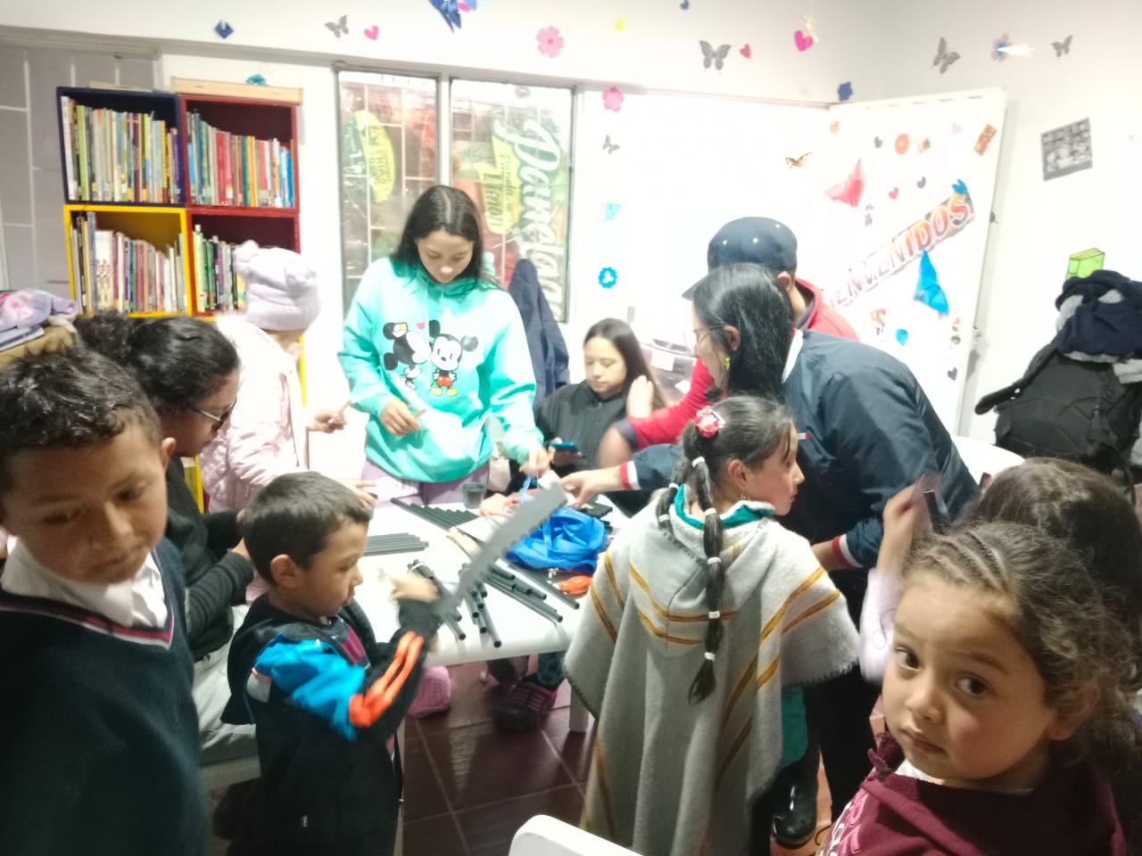 niños reunidos en un salón mirando juguetes